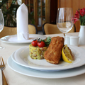 Vepřové Cordon Bleu se šunkou od kosti a holandským sýrem, šťouchané brambory