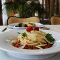 Linguine s boloňskou omáčkou, parmazán
