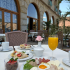Snídaně na terase Francouzské restaurace